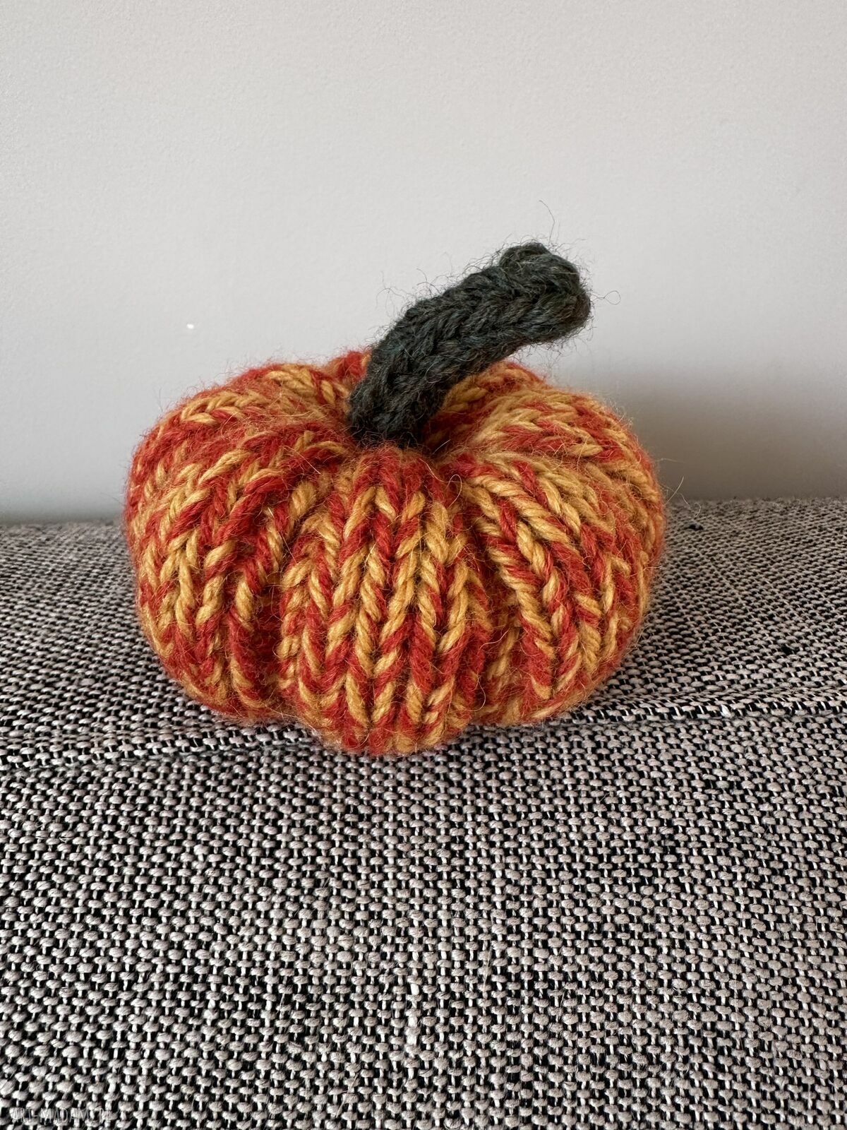 Wełniana dynia ozdobna handmade w kolorze żółto-pomarańczowym
