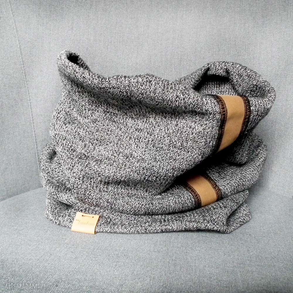 Dzianinowy komin męski handmade w prążek - grafit z aplikacją camel