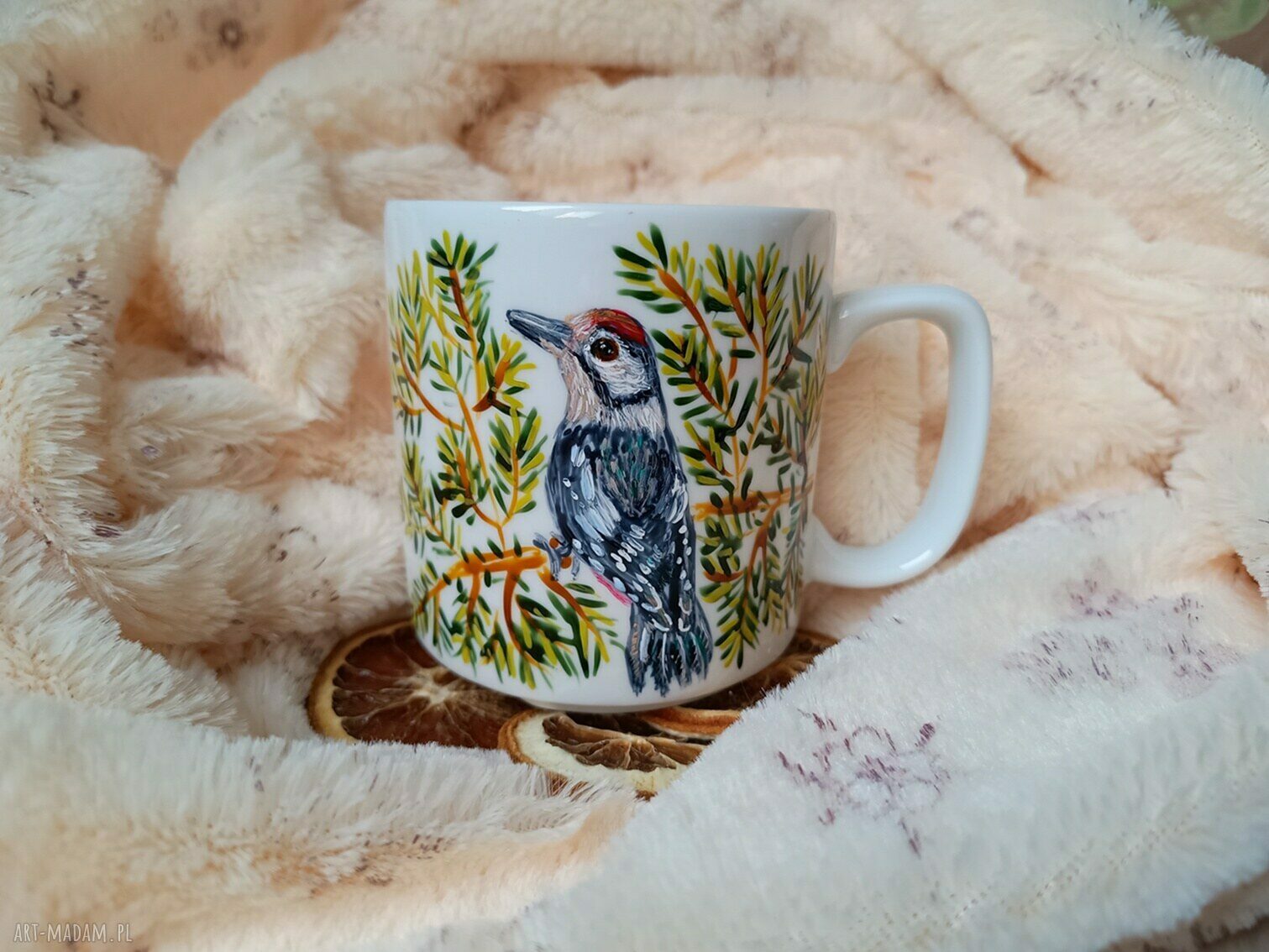 Dzięcioł w igliwiu - ręcznie malowany kubek porcelanowy 270 ml