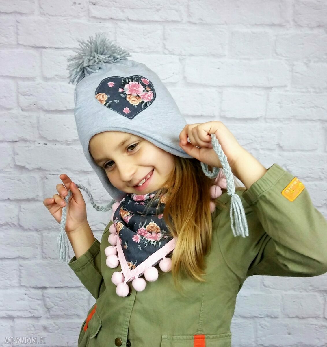 czapki: Zimowa czapka pilotka z trójkątem; szara z serduszkiem Ręcznie robione