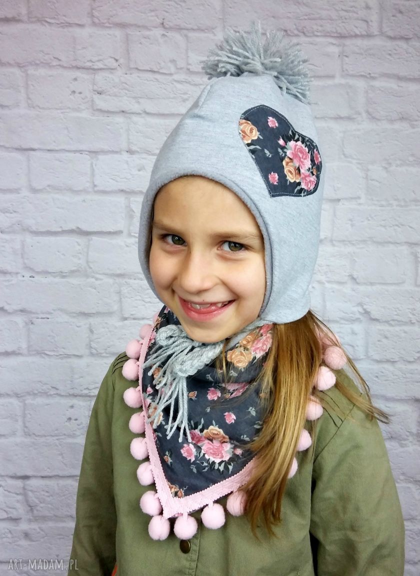 Zimowa czapka pilotka trójkątem; szara serduszkiem apaszka chusta