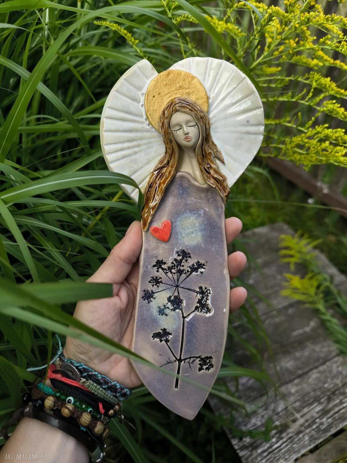 Ceramiczny anioł z motywem dzikiej marchwi