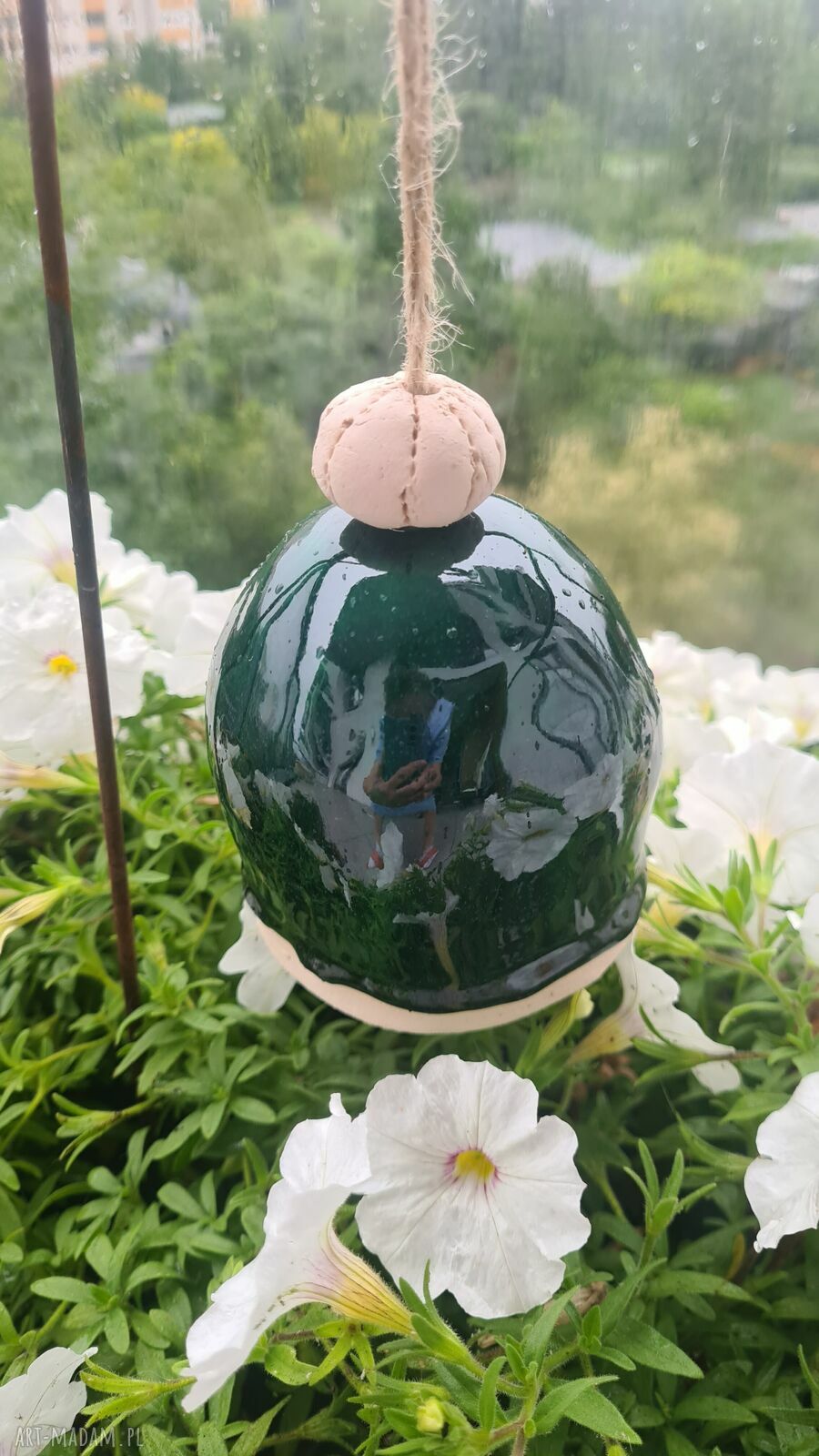 Dzwoneczek ceramiczny - ręcznie robiona ozdoba, która brzmi na wietrze