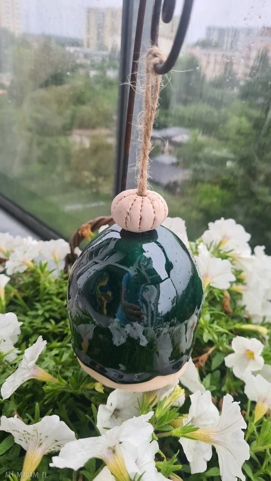 Dzwoneczek ceramiczny - ręcznie robiona ozdoba, która brzmi na wietrze