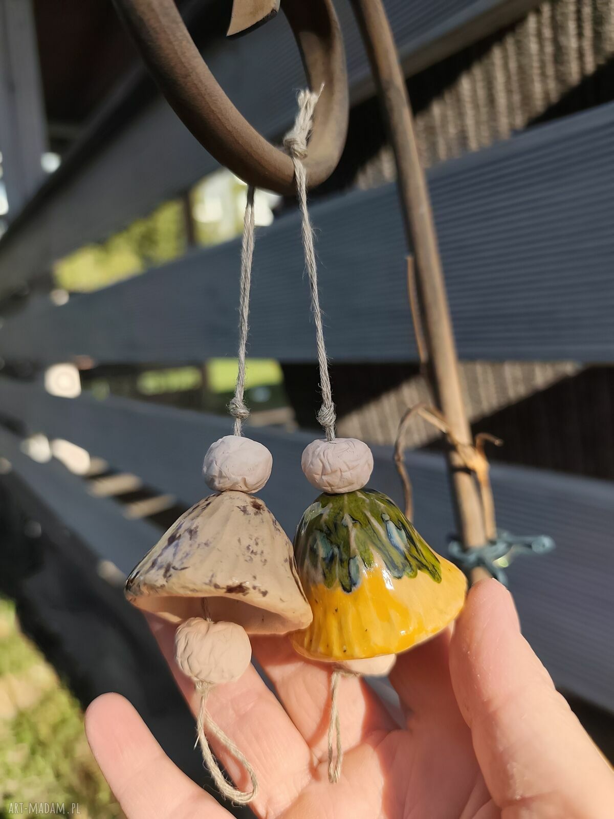 Dzwonek ceramiczny 2 szt - kolorowe ozdoby handmade na balkon i ogród