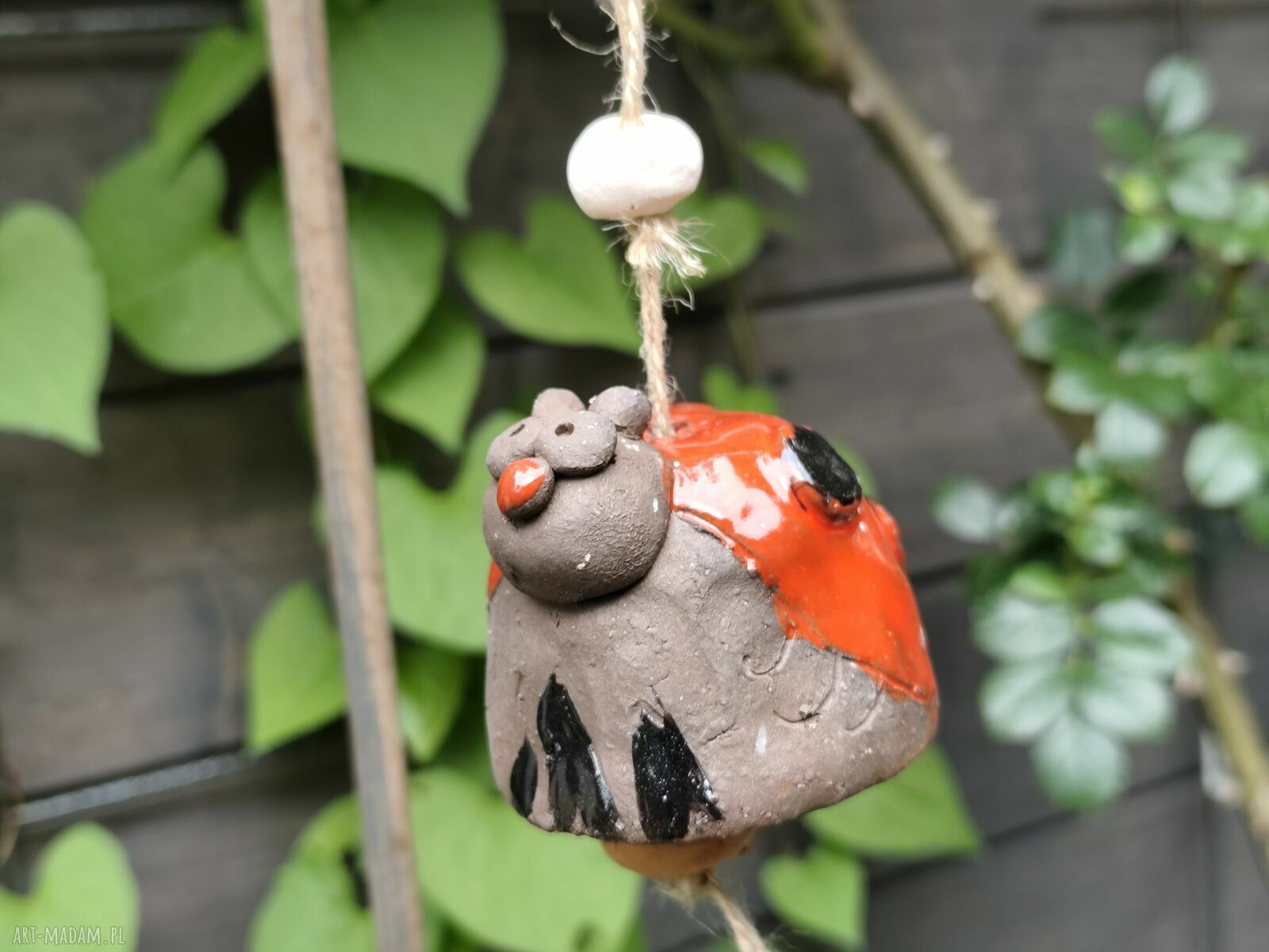 Ceramiczny dzwonek Biedronka - ręcznie wykonana dekoracja na balkon i do ogrodu