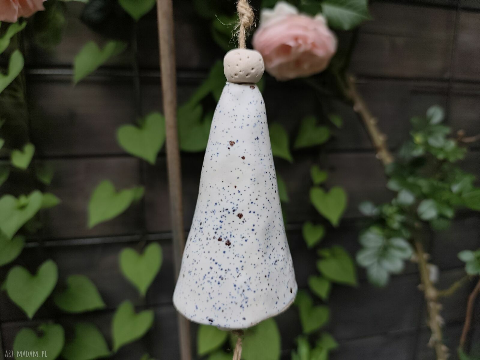 Ręcznie robiony dzwonek ceramiczny na balkon i do ogrodu - biały w drobinki