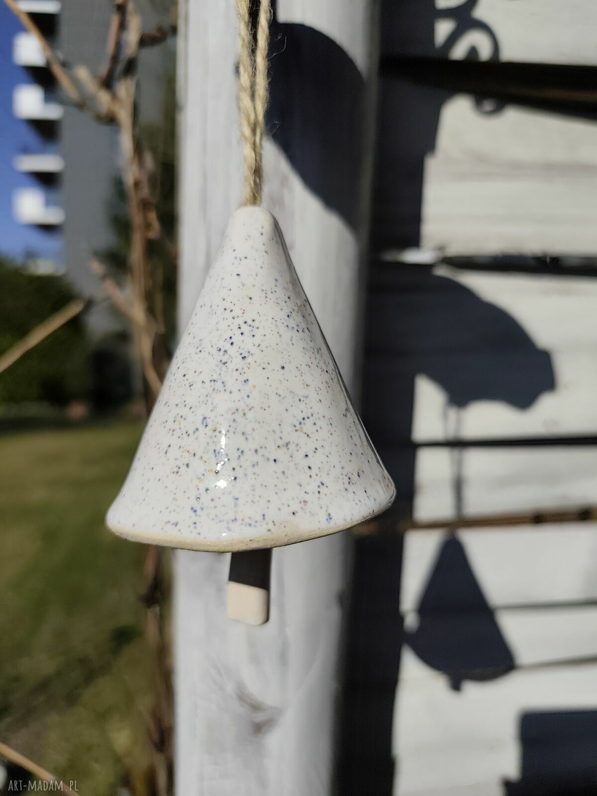Dzwonek ceramiczny Wolna chwila - subtelna dekoracja ogrodu i balkonu