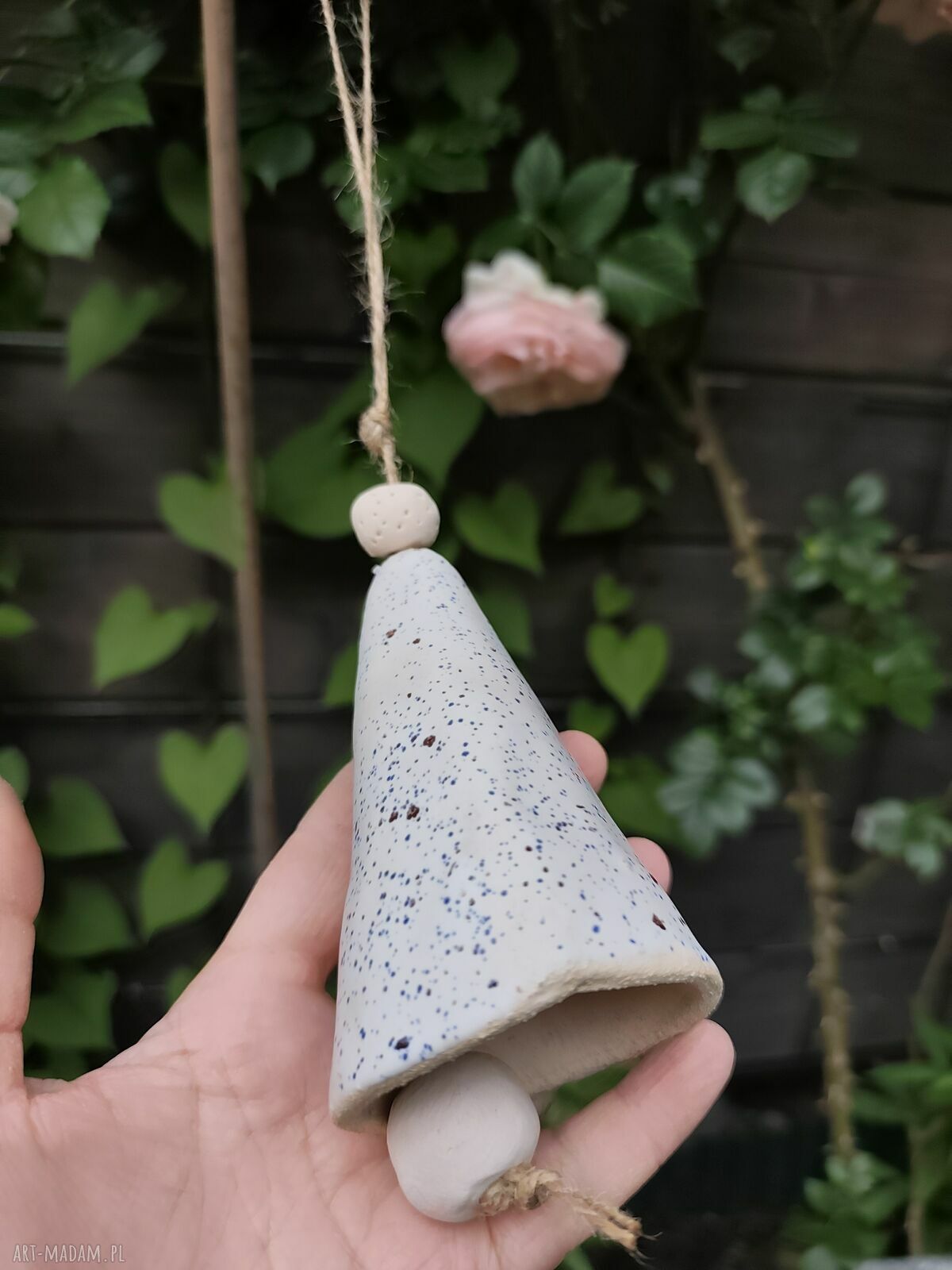 Ręcznie robiony dzwonek ceramiczny na balkon i do ogrodu - biały w drobinki