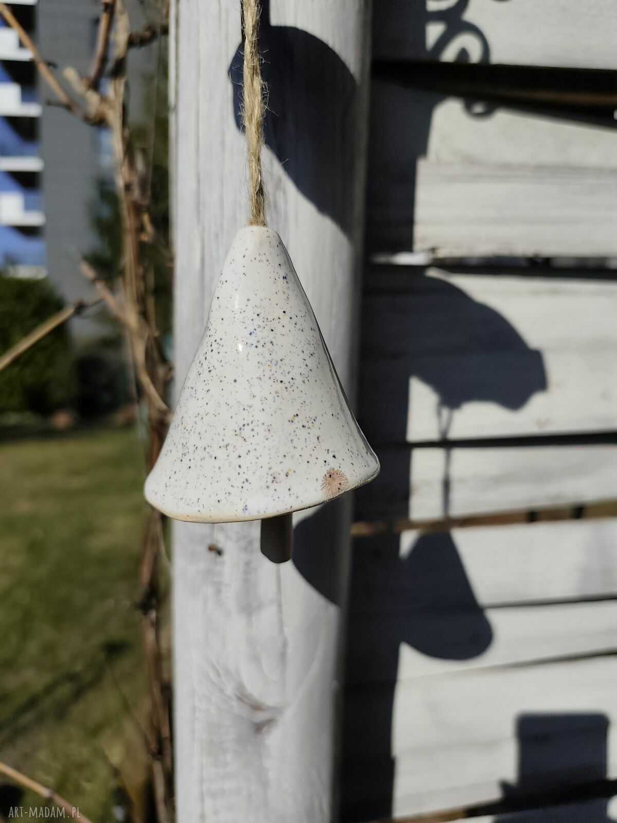 Dzwonek ceramiczny Wolna chwila - subtelna dekoracja ogrodu i balkonu