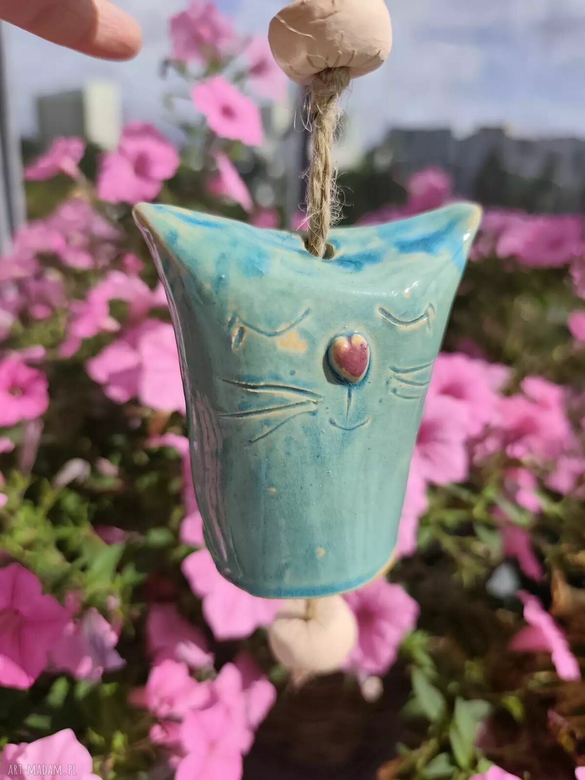 Turkusowy dzwonek ceramiczny w kształcie kotka