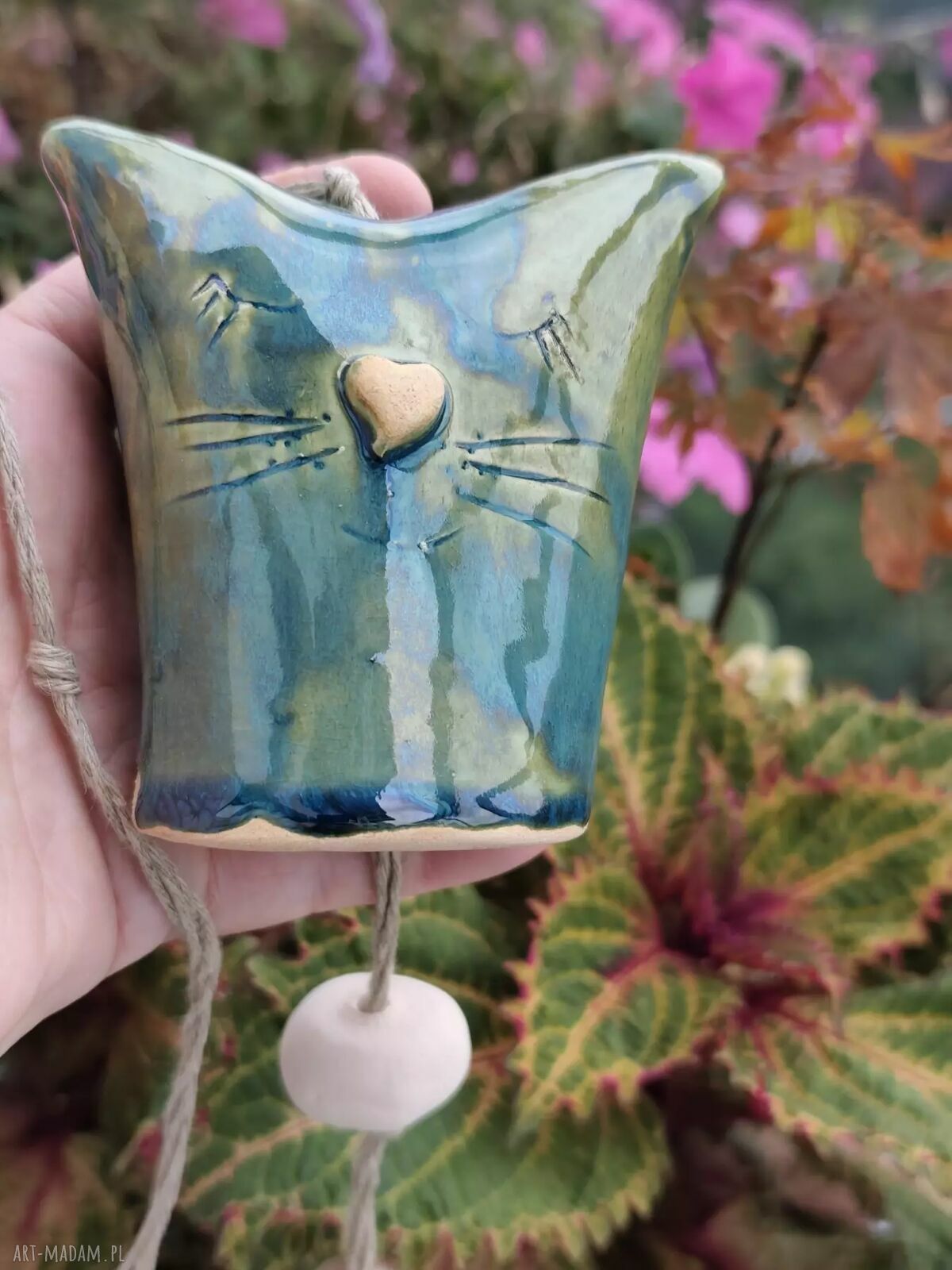 Ceramiczny dzwonek w kształcie kotka - ręcznie robiona ozdoba