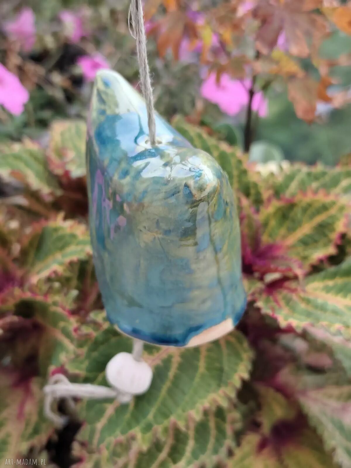 Ceramiczny dzwonek w kształcie kotka - ręcznie robiona ozdoba
