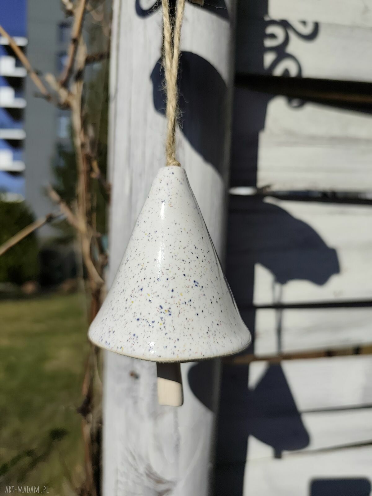 Dzwonek ceramiczny Wolna chwila - subtelna dekoracja ogrodu i balkonu