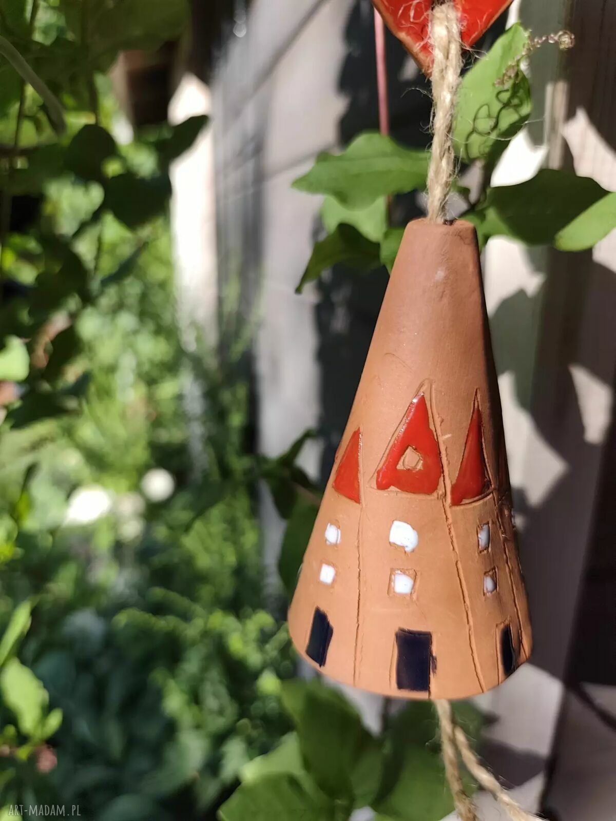 Ceramiczny dzwonek z ptaszkiem - dekoracja ogrodu