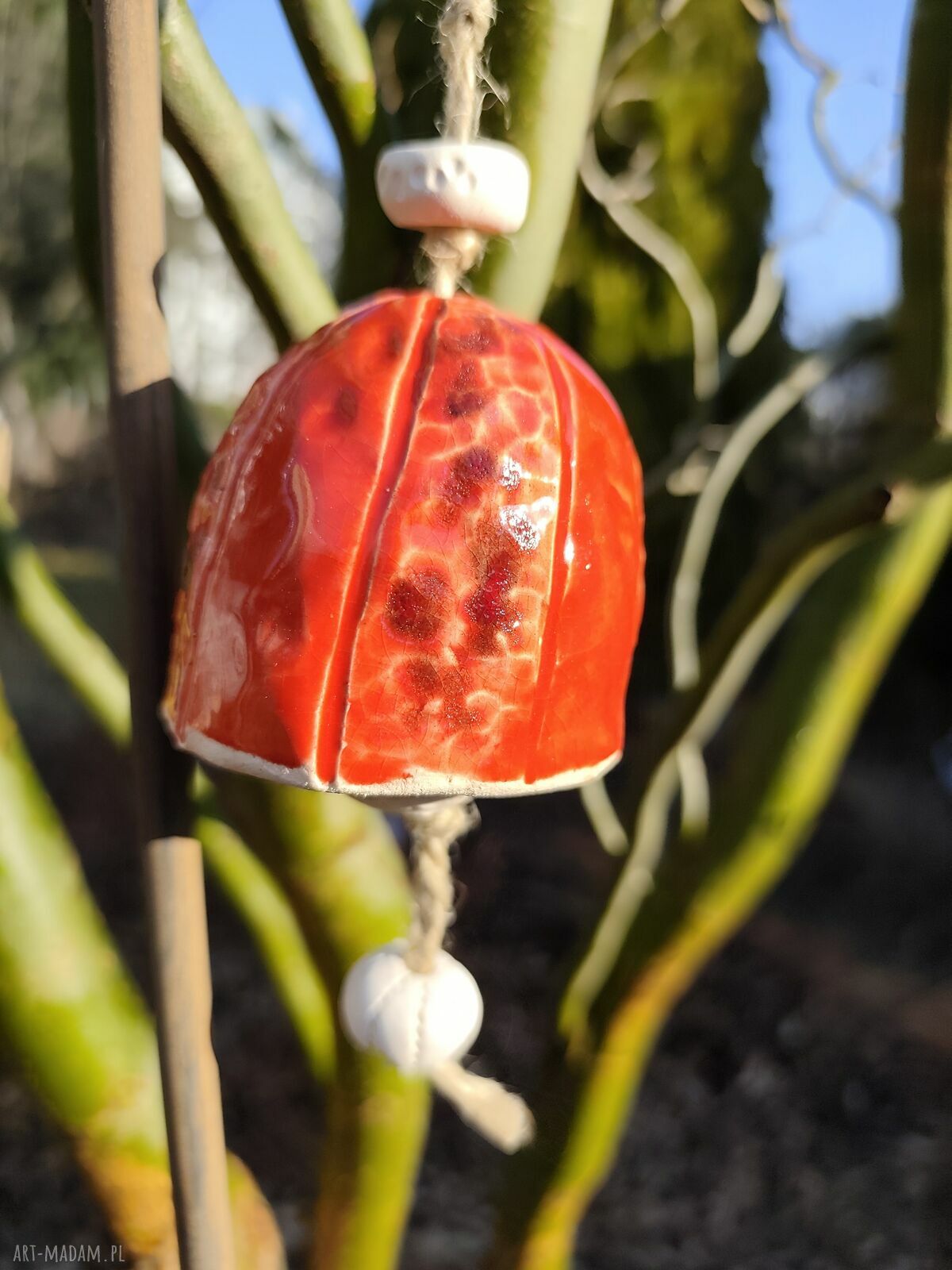 Uroczy dzwoneczek ceramiczny handmade do ogrodu i na balkon