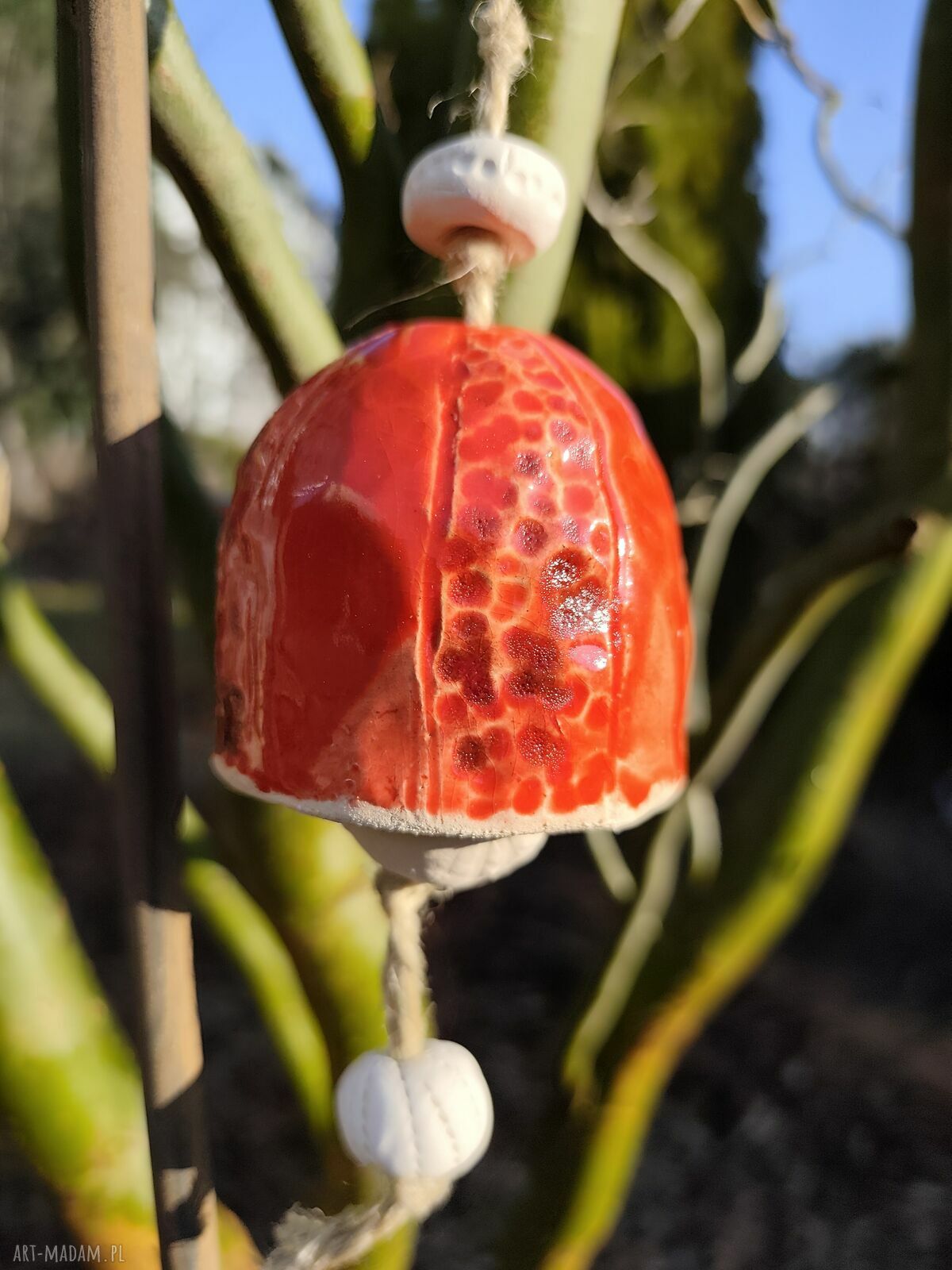 Uroczy dzwoneczek ceramiczny handmade do ogrodu i na balkon