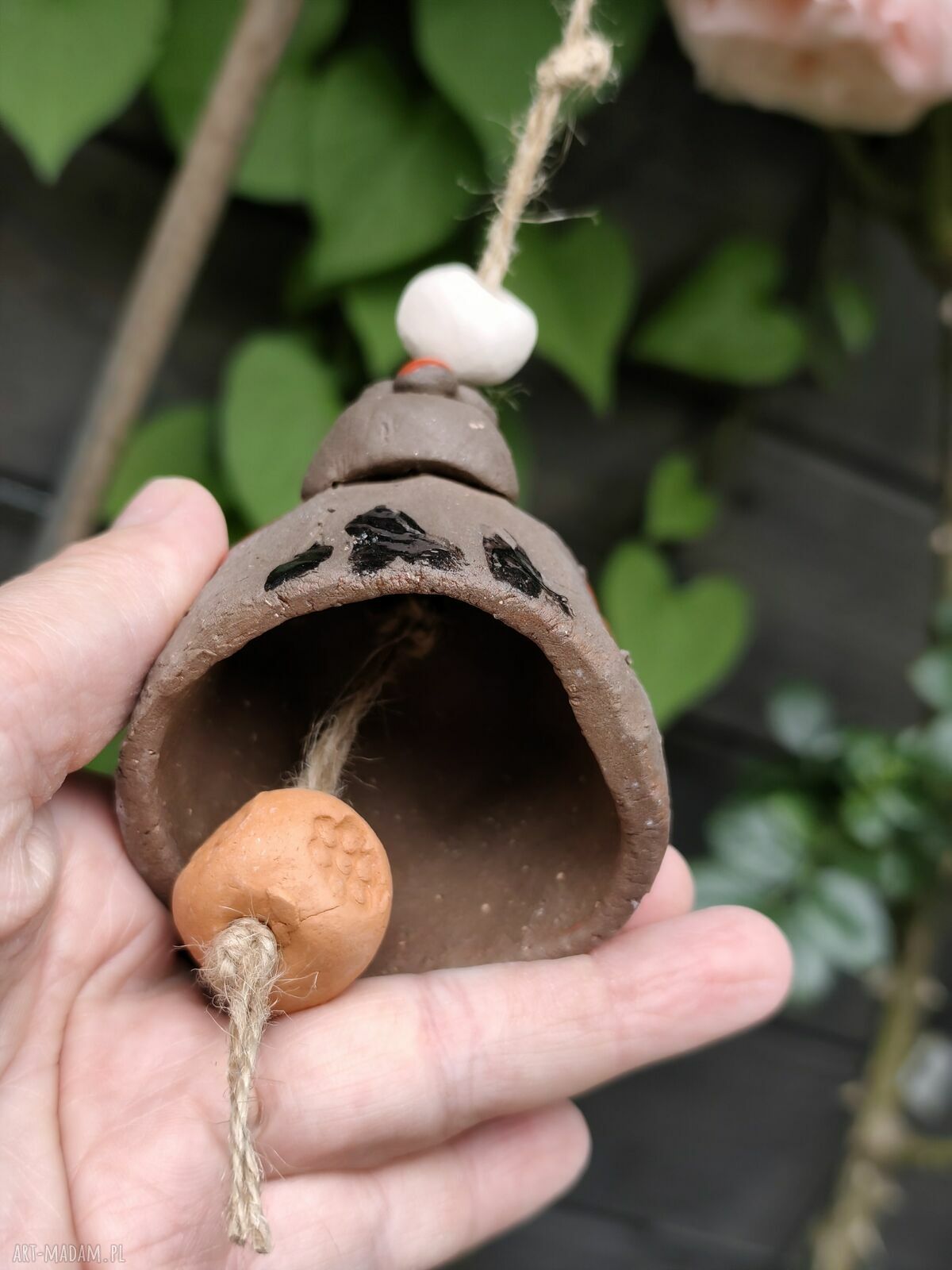 Ceramiczny dzwonek Biedronka - ręcznie wykonana dekoracja na balkon i do ogrodu