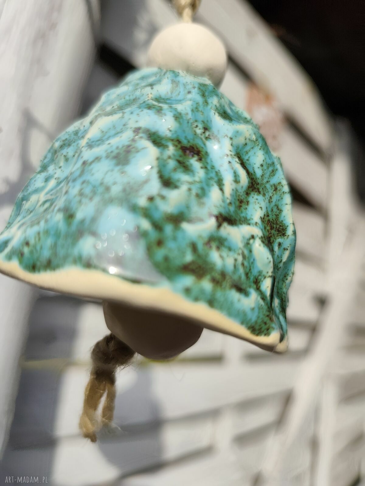 Ręcznie robiony dzwonek ceramiczny - turkusowa ozdoba na balkon i ogród