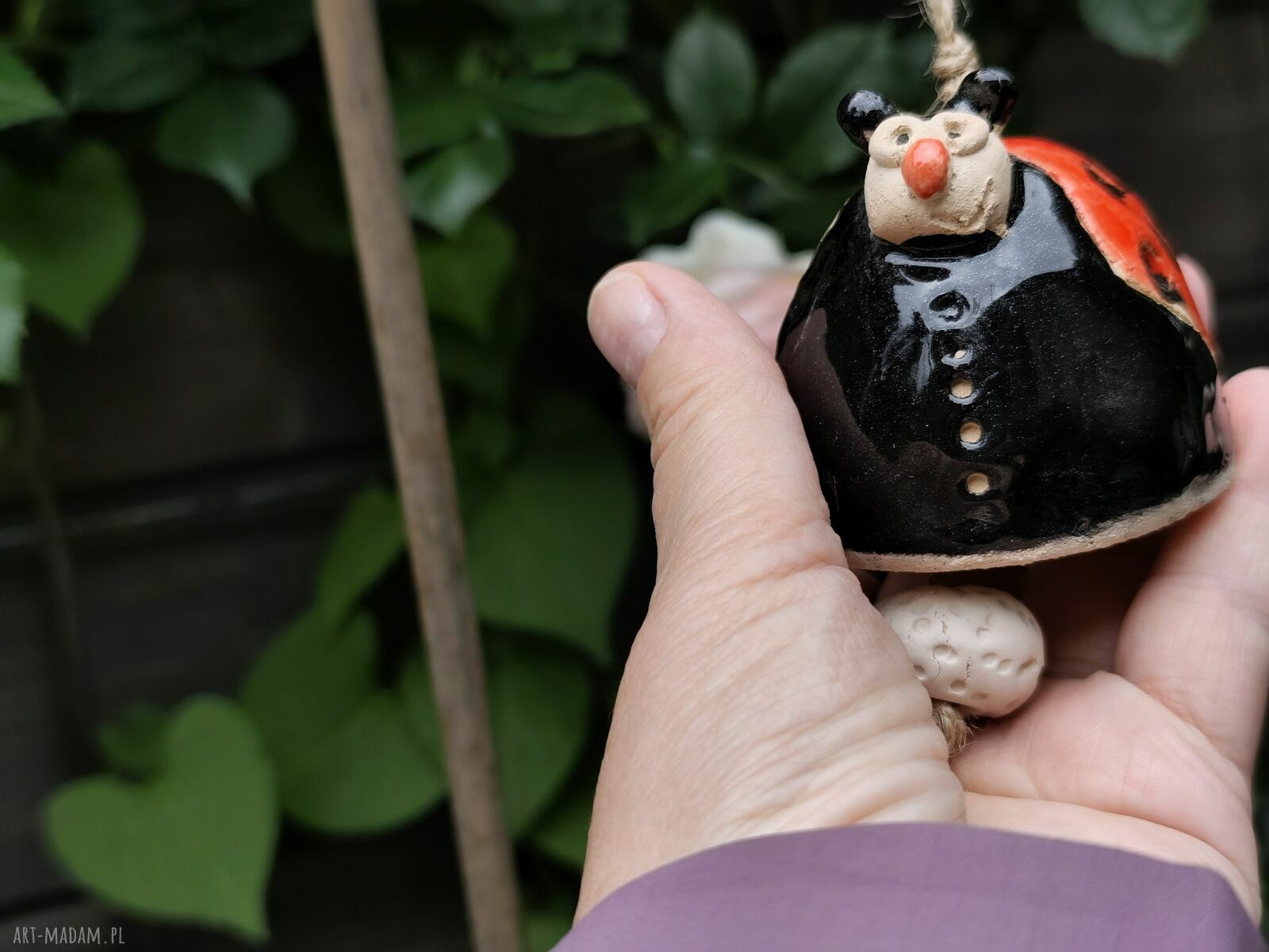 Dzwonek ceramiczny Biedronka - ręcznie robiony dodatek na balkon i do ogrodu
