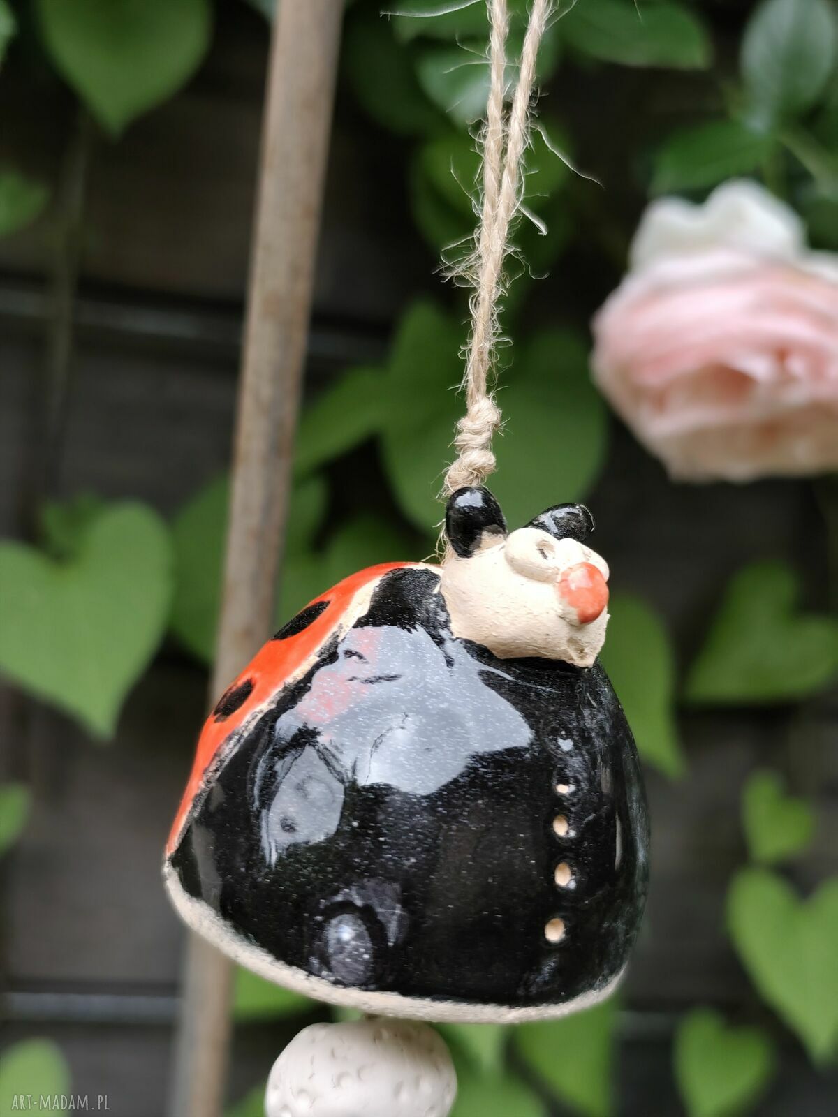 Dzwonek ceramiczny Biedronka - ręcznie robiony dodatek na balkon i do ogrodu