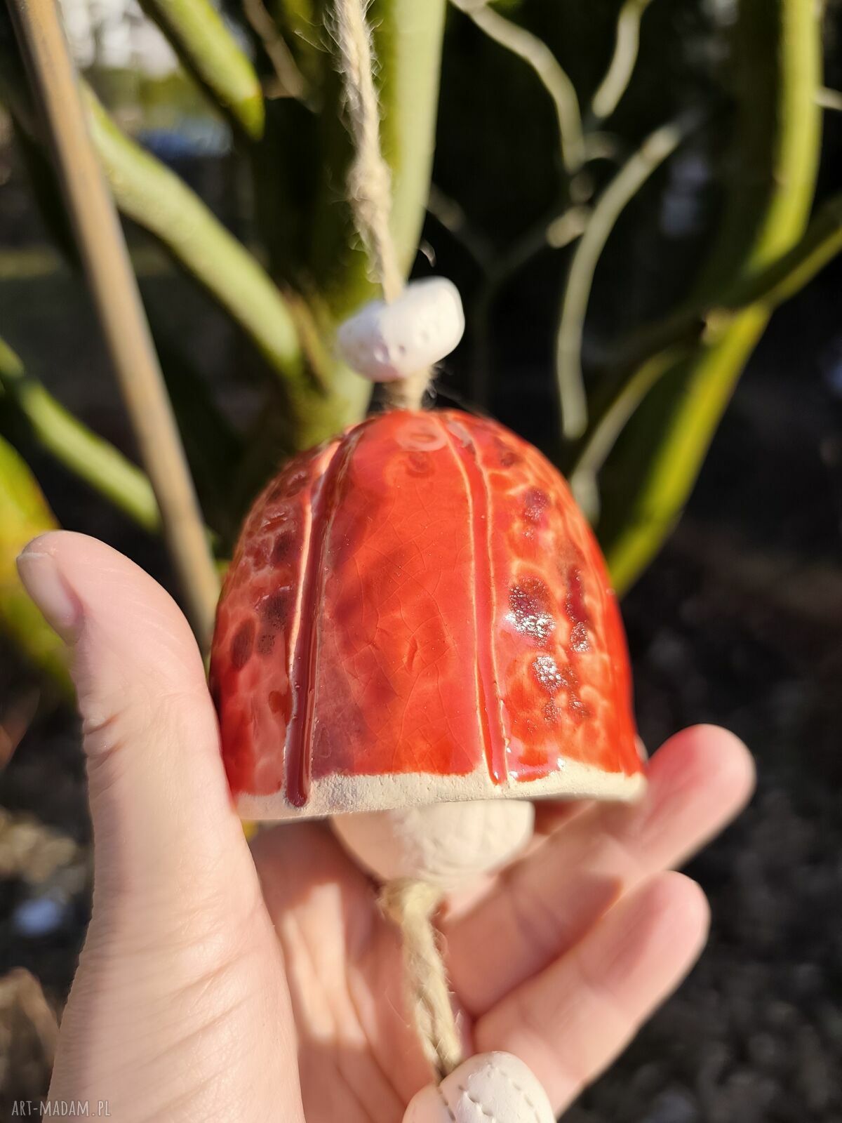 Uroczy dzwoneczek ceramiczny handmade do ogrodu i na balkon