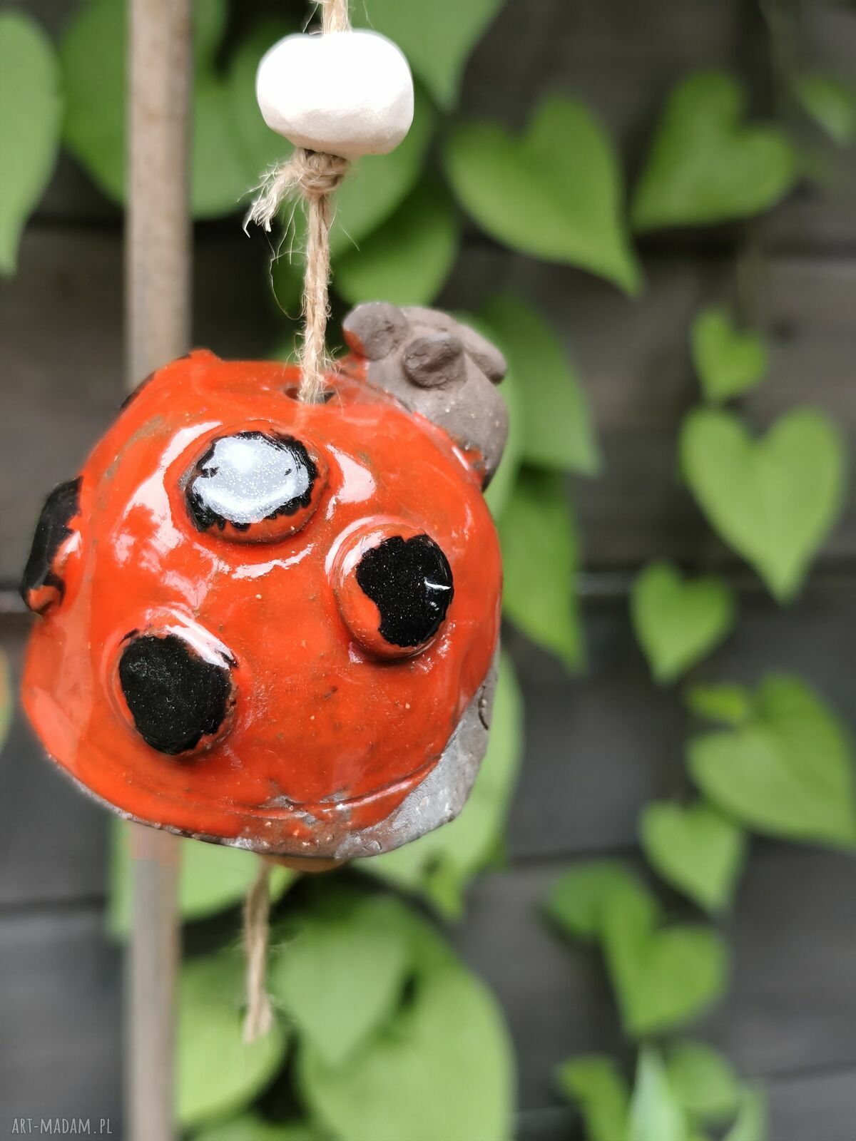 Ceramiczny dzwonek Biedronka - ręcznie wykonana dekoracja na balkon i do ogrodu