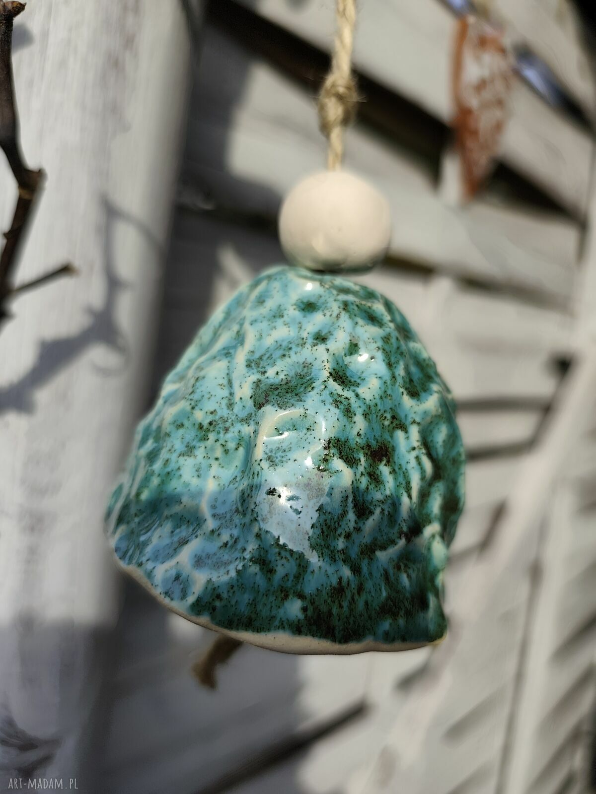 Ręcznie robiony dzwonek ceramiczny - turkusowa ozdoba na balkon i ogród