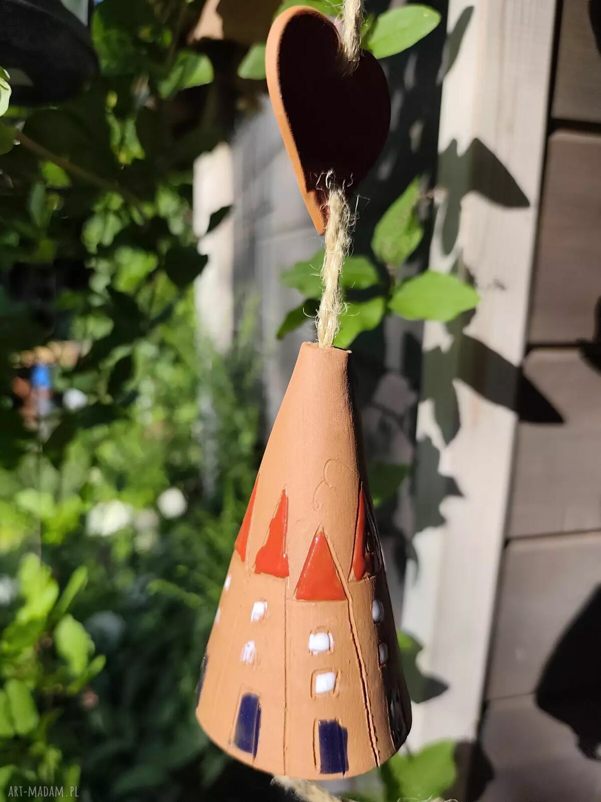 Ceramiczny dzwonek z ptaszkiem - dekoracja ogrodu
