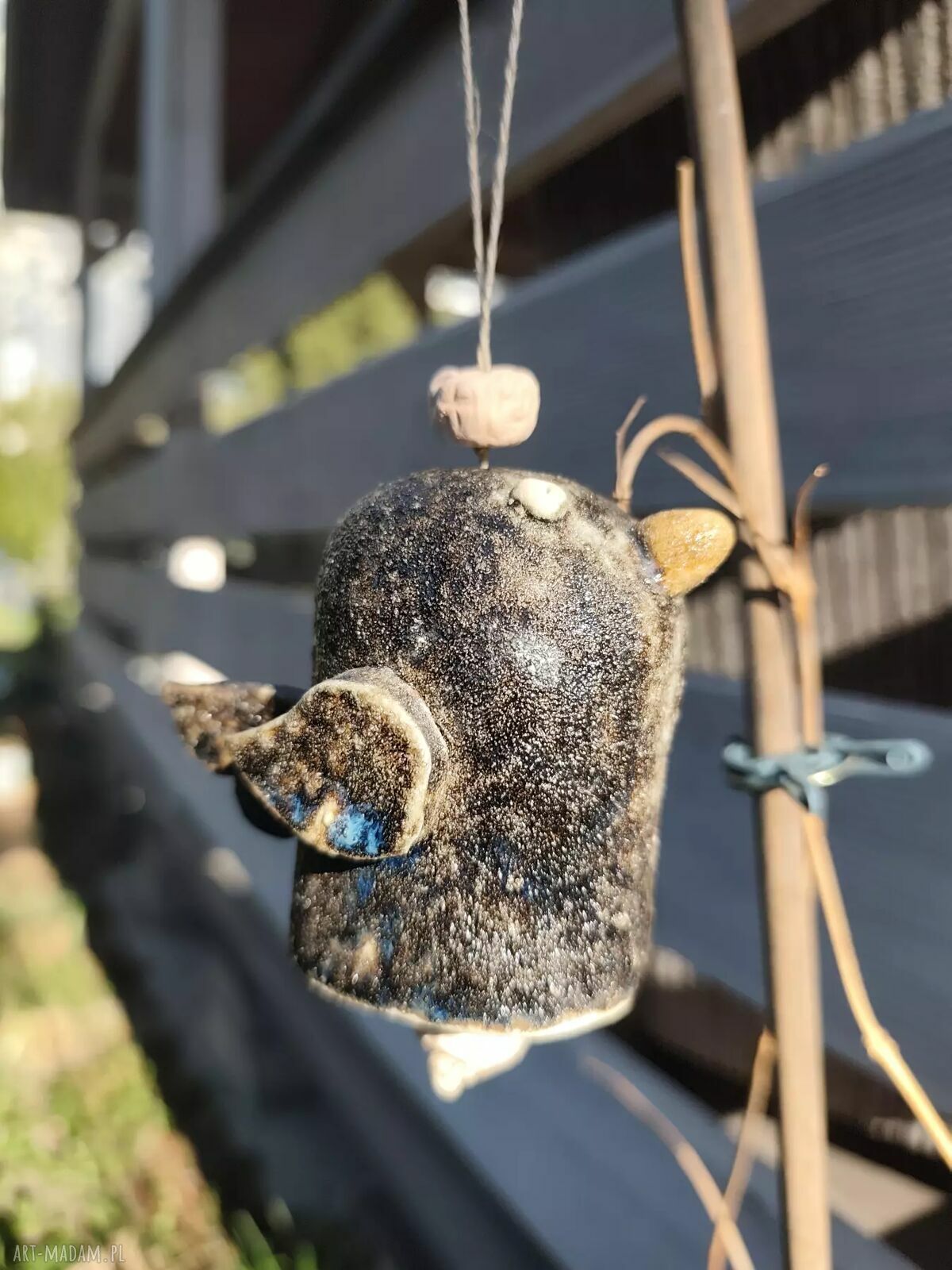Ceramiczny dzwonek w kształcie kawki - rękodzieło na balkon i do ogrodu
