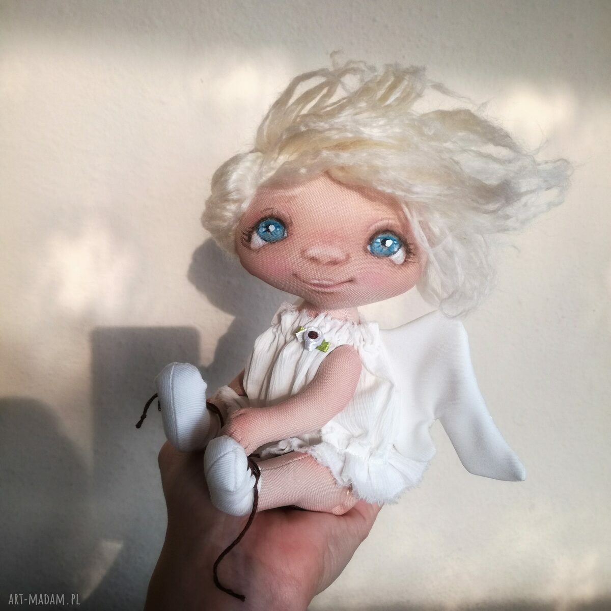 Aniołek Szkrab - dekoracja na komodę z tkanin syntetycznych i ekologicznego futerka (18 cm)