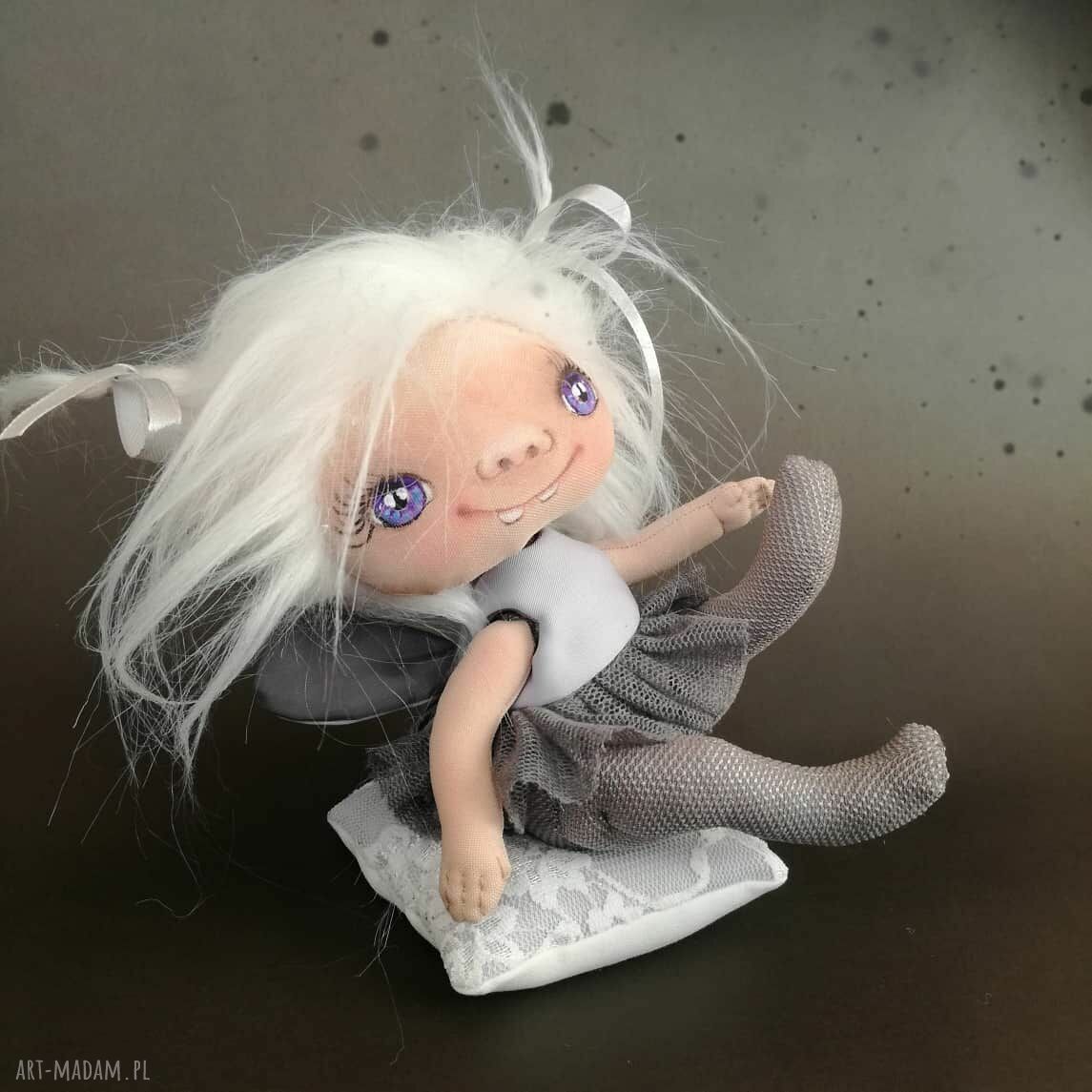 Szkrab - wróżka zębuszka na komodę, figurka tekstylna ręcznie szyta i malowana (ok. 18 cm)