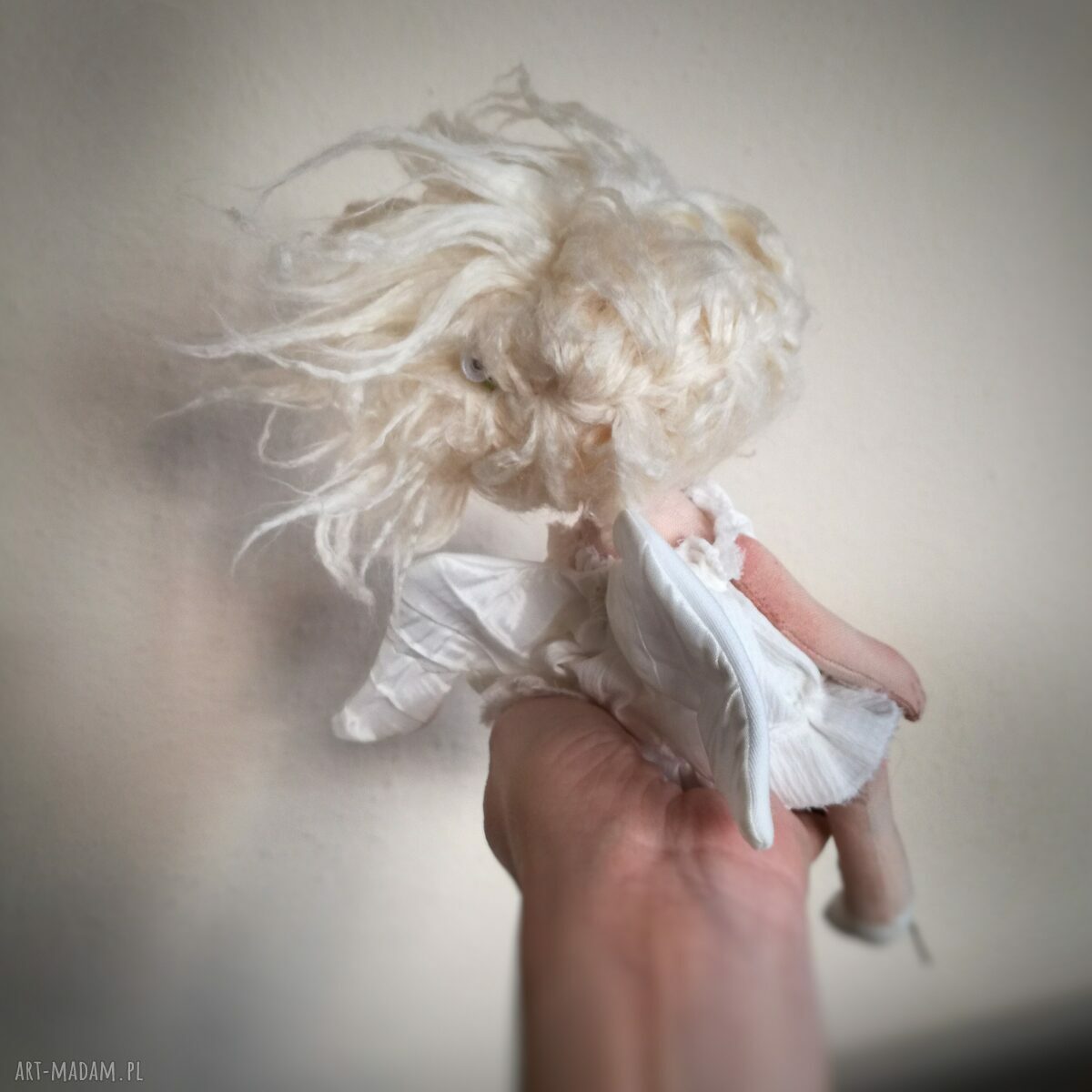 Aniołek Szkrab - dekoracja na komodę z tkanin syntetycznych i ekologicznego futerka (18 cm)