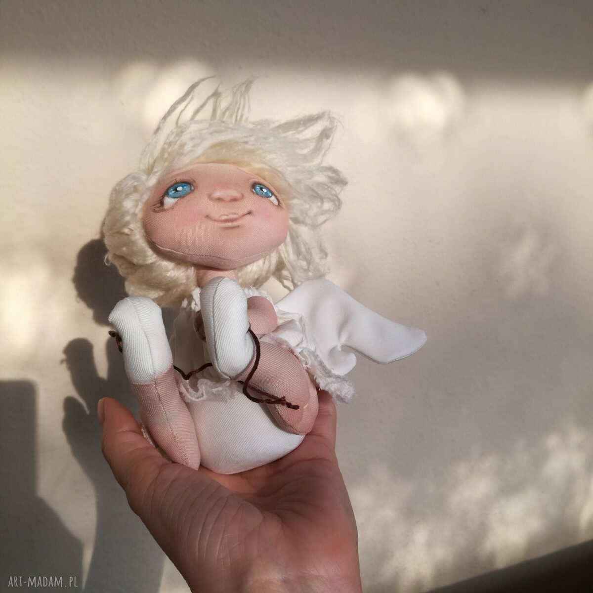 Aniołek Szkrab - dekoracja na komodę z tkanin syntetycznych i ekologicznego futerka (18 cm)
