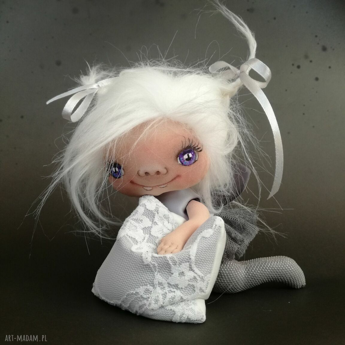 Szkrab - wróżka zębuszka na komodę, figurka tekstylna ręcznie szyta i malowana (ok. 18 cm)