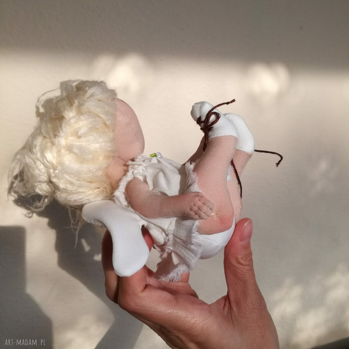 Aniołek Szkrab - dekoracja na komodę z tkanin syntetycznych i ekologicznego futerka (18 cm)