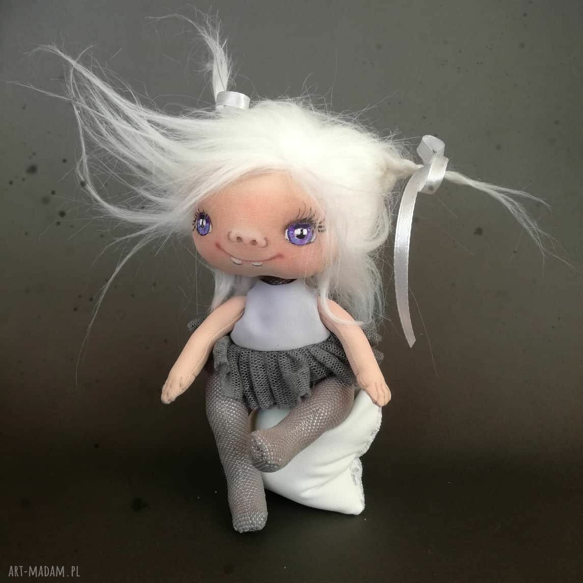 Szkrab - wróżka zębuszka na komodę, figurka tekstylna ręcznie szyta i malowana (ok. 18 cm)
