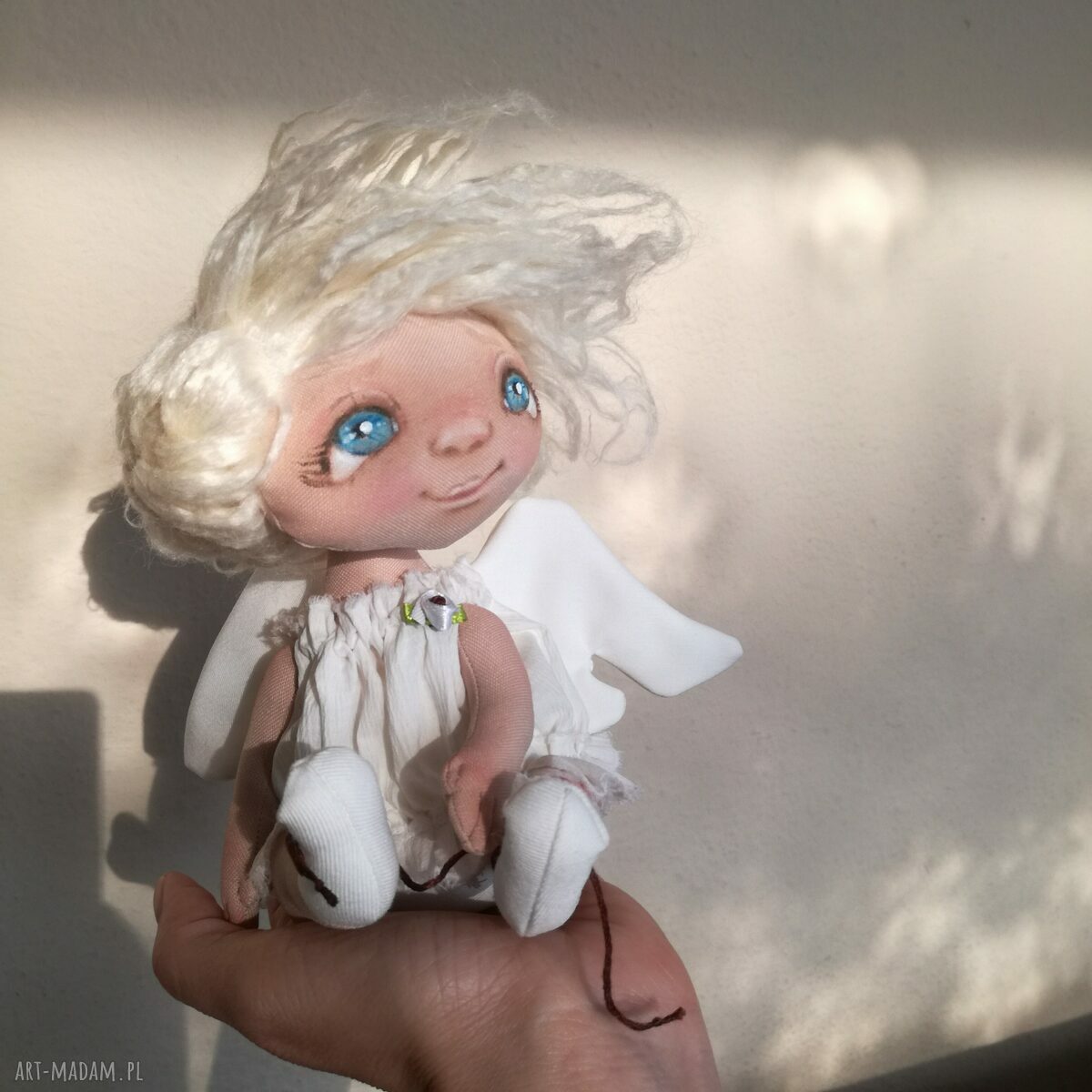Aniołek Szkrab - dekoracja na komodę z tkanin syntetycznych i ekologicznego futerka (18 cm)