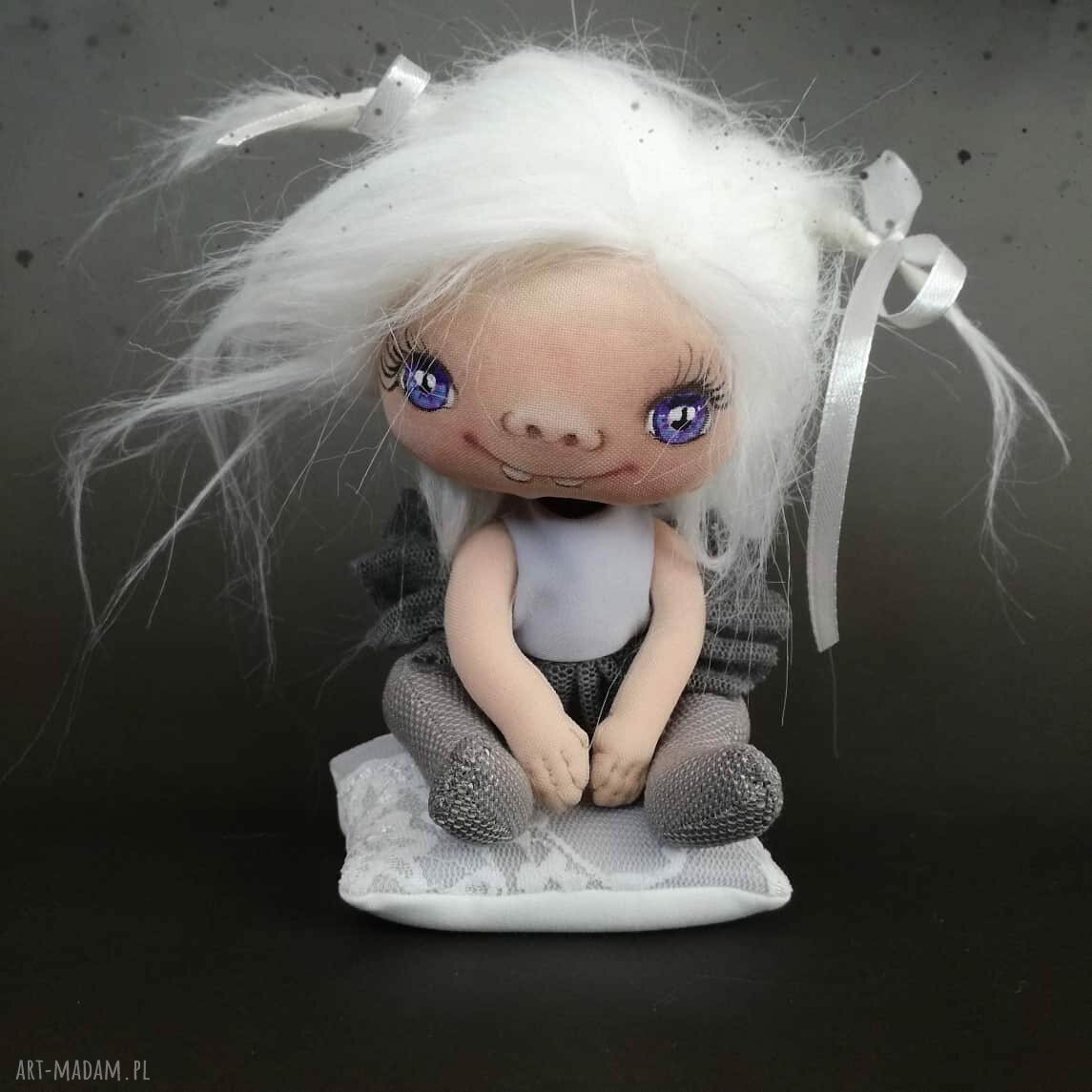 Szkrab - wróżka zębuszka na komodę, figurka tekstylna ręcznie szyta i malowana (ok. 18 cm)