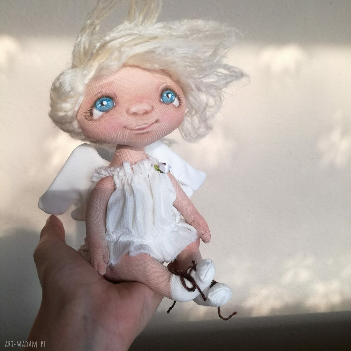 Aniołek Szkrab - dekoracja na komodę z tkanin syntetycznych i ekologicznego futerka (18 cm)