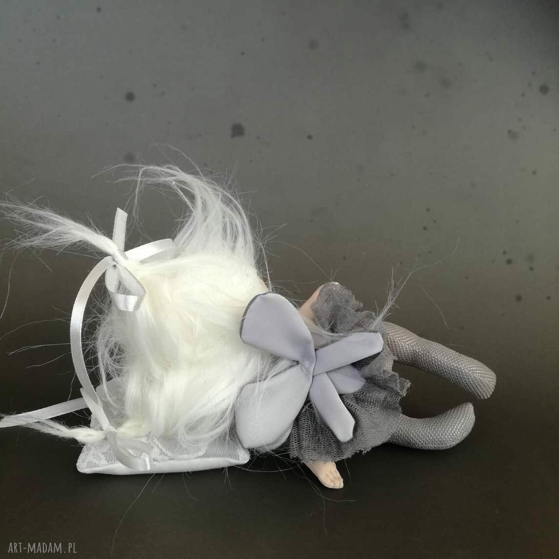 Szkrab - wróżka zębuszka na komodę, figurka tekstylna ręcznie szyta i malowana (ok. 18 cm)