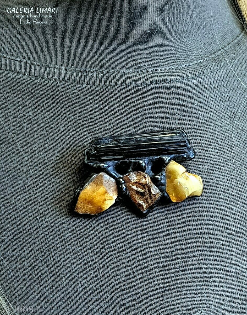 Broszka z czarnego turmalinu i bursztynu bałtyckiego UNIKAT handmade prezent z klasą