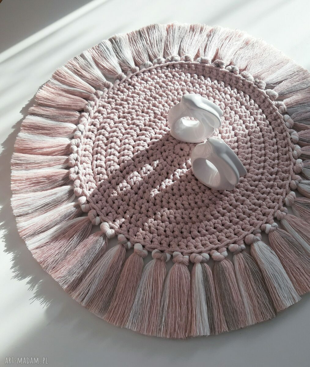 Efektowna podkładka z frędzlami - ręcznie pleciona boho (54 cm)