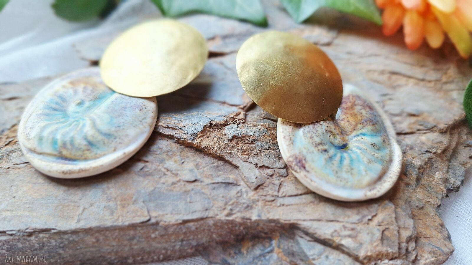Kolczyki ceramiczne muszle i mosiężne koła boho