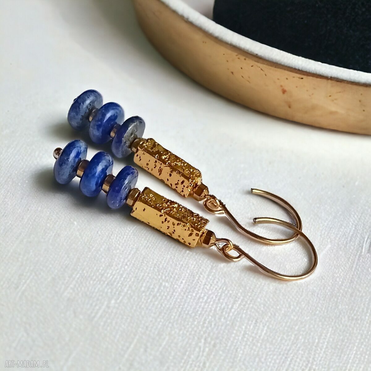 Efektowne kolczyki z lapis lazuli, lawą granat i złoto