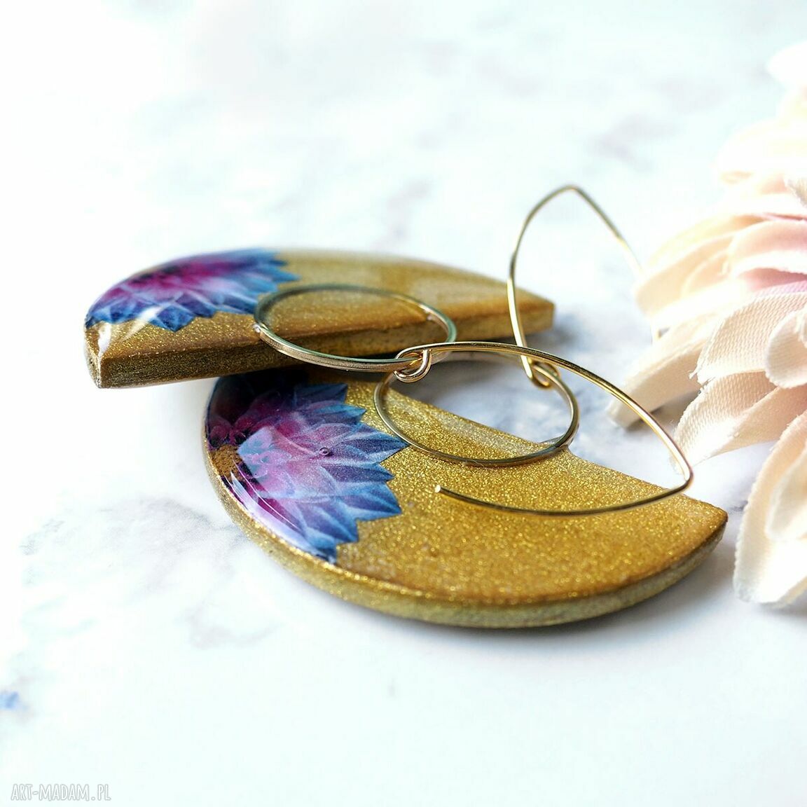 Efektowne złote kolczyki flower z żywicą - lekkie, 8 cm