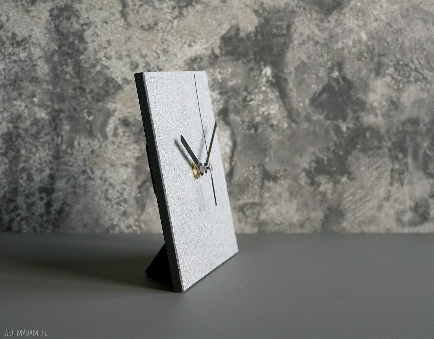 Ekologiczny zegar z papieru z recyklingu w stylu zero waste (15x15 cm)