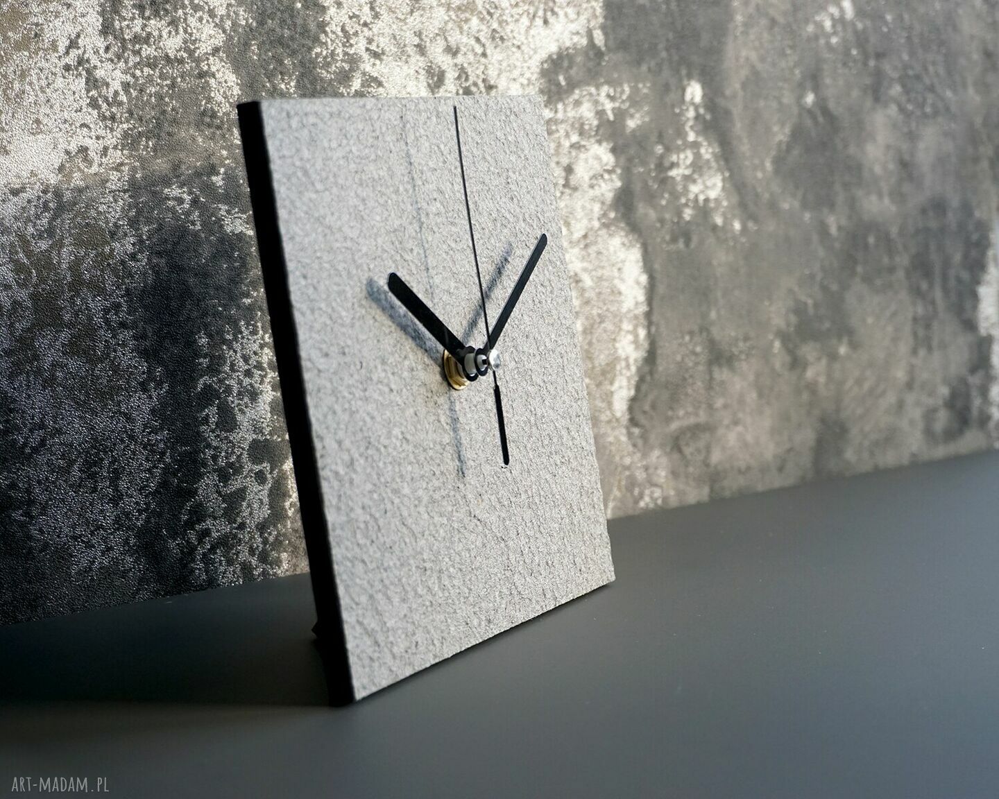 Ekologiczny zegar z papieru z recyklingu w stylu zero waste (15x15 cm)