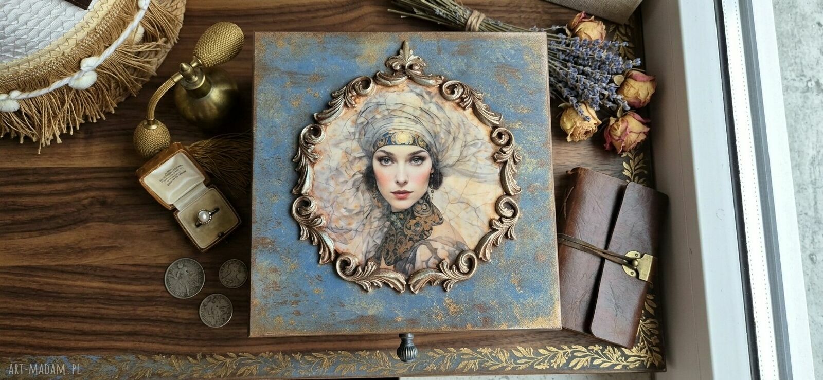 Ekskluzywna drewniana szkatułka retro z damą w turbanie
