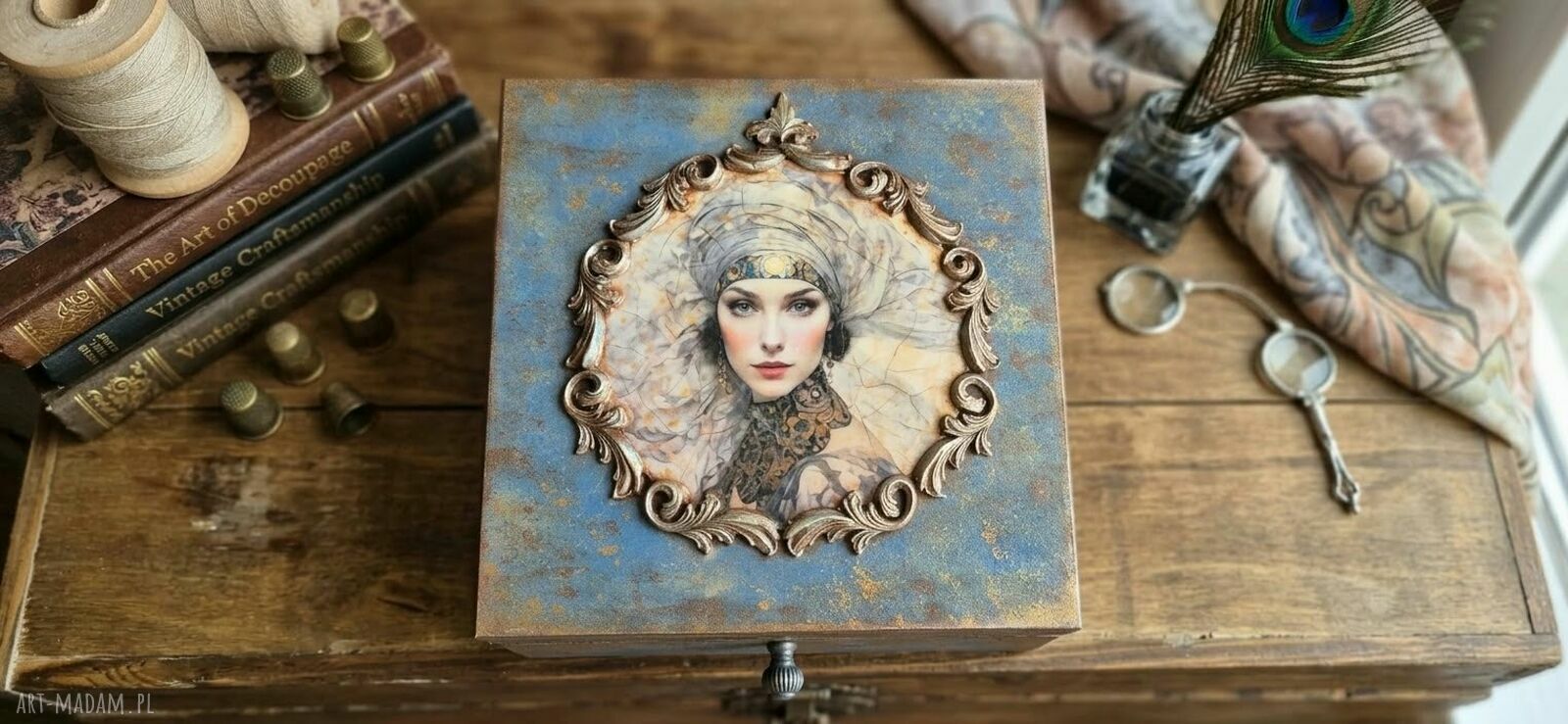 Ekskluzywna drewniana szkatułka retro z damą w turbanie